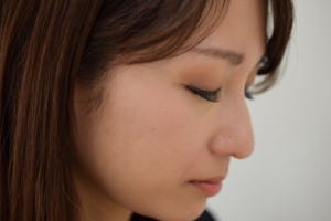 鷲鼻とは？特徴や原因を解説！他の種類との違いや印象を変える方法も