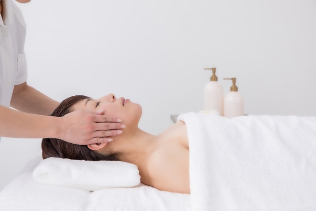 施術を受ける女性 「インモード効果ない」とされる理由とは?代表的な施術と対策|NERO DOCTOR / BEAUTY(美容医療)