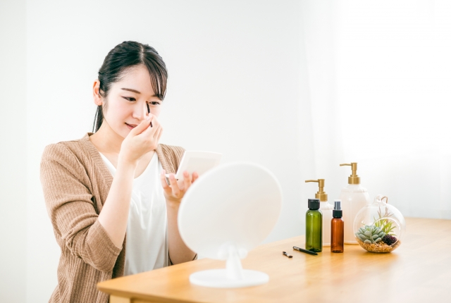 メイクする女性　鷲鼻とは？特徴や原因を解説！他の種類との違いや印象を変える方法も｜NERO DOCTOR / BEAUTY（美容医療）