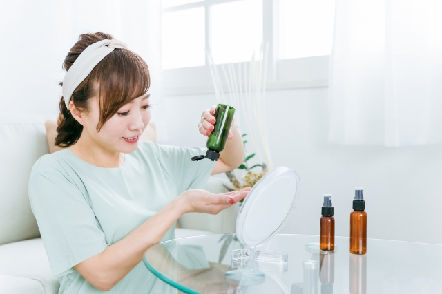 スキンケアする女性　日焼けして黒くなる理由とは？日焼け後の対処法と美肌ケア｜NERO DOCTOR / BEAUTY（美容医療）