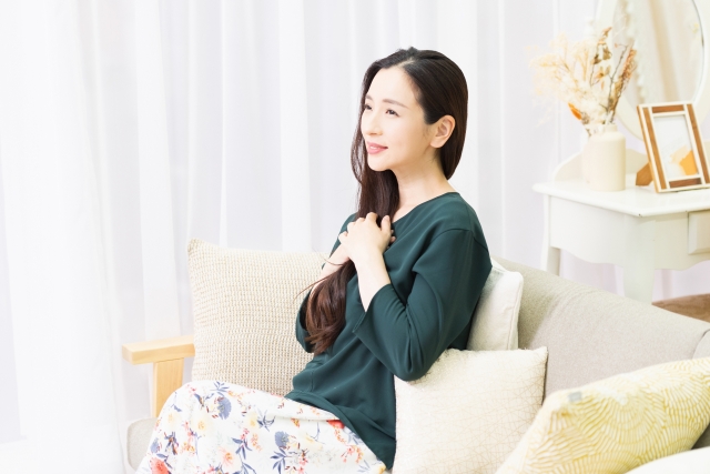 胸に手を当てる女性　授乳後の胸の“しわしわ”ケアをするには？原因と対策をチェック｜NERO DOCTOR / BEAUTY（美容医療）