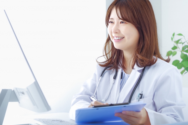 女性医師　授乳後の胸の“しわしわ”ケアをするには？原因と対策をチェック｜NERO DOCTOR / BEAUTY（美容医療）