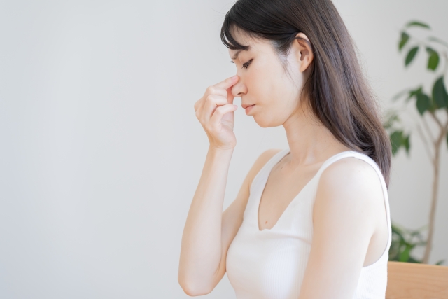 鼻を押さえる女性 団子鼻を治すには?自力でできる対処法や美容医療の選択肢を解説|NERO DOCTOR / BEAUTY(美容医療)