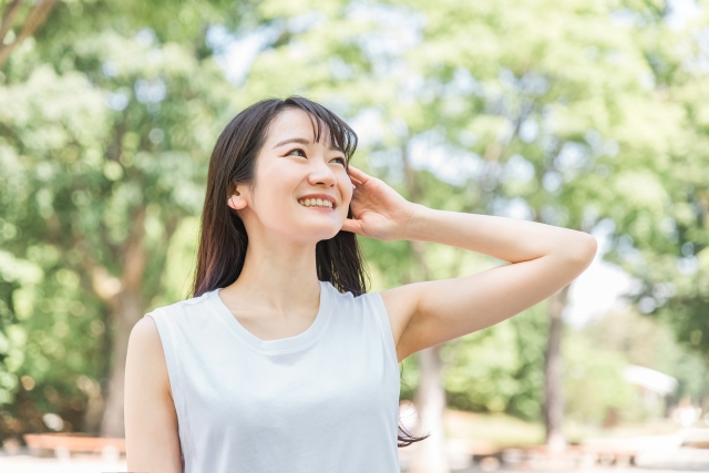 笑顔の女性　痩せたいけど食べたい人へ｜我慢せず続く“ゆる痩せ”のコツ5選｜NERO DOCTOR / BEAUTY（美容医療）