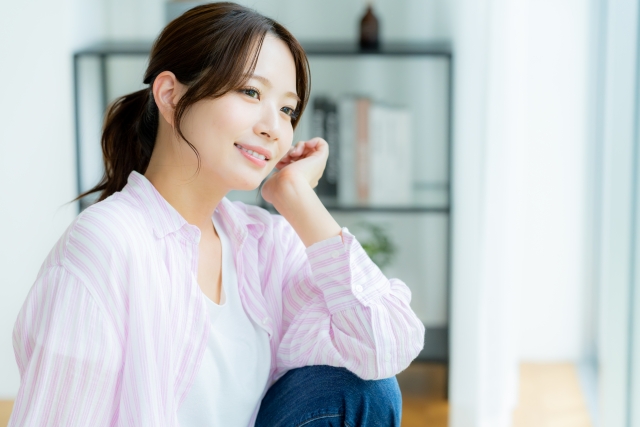 微笑む女性　団子鼻の悩みを解消したい！セルフケア方法・美容医療を詳しく解説｜NERO DOCTOR / BEAUTY（美容医療）