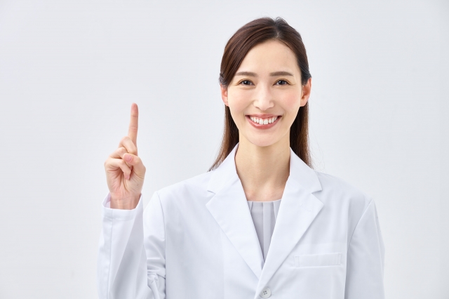 白衣を着た女性　アドバテックスレーザーを徹底解説！赤みやニキビの改善を目指せる理由とは？｜NERO DOCTOR / BEAUTY（美容医療）