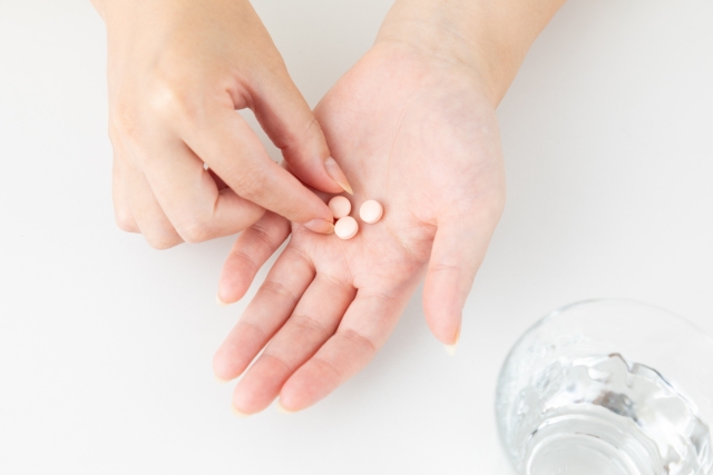 錠剤を乗せた手　痩せる薬は病院で処方できる？医療ダイエットの種類・費用・注意点まとめ｜NERO DOCTOR / BEAUTY（美容医療）