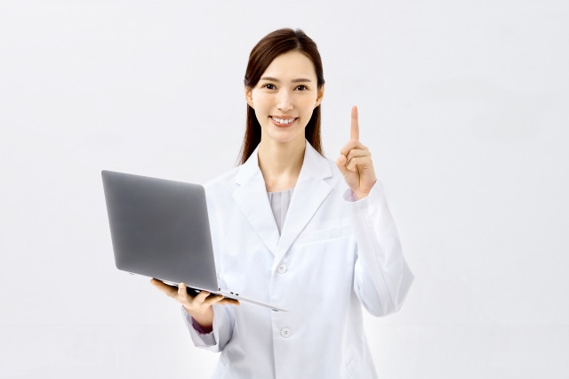 PCを持つ白衣の女性　ボディメイクとは？“美しい体”を目指すボディメイク入門｜NERO DOCTOR / BEAUTY（美容医療）