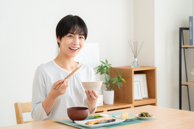 食事中の女性　痩せたいけど食べたい人へ｜我慢せず続く“ゆる痩せ”のコツ5選｜NERO DOCTOR / BEAUTY（美容医療）