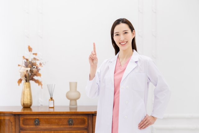 白衣の女性 「インモード効果ない」とされる理由とは?代表的な施術と対策|NERO DOCTOR / BEAUTY(美容医療)