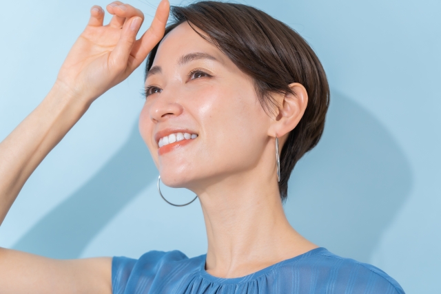 日焼けを感じる女性　日焼けして黒くなる理由とは？日焼け後の対処法と美肌ケア｜NERO DOCTOR / BEAUTY（美容医療）