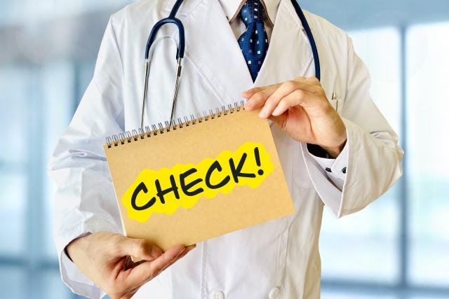 チェック　【クマ取り50代】今からでも遅くない？治療法と選び方を徹底解説｜NERO DOCTOR / BEAUTY（美容医療）