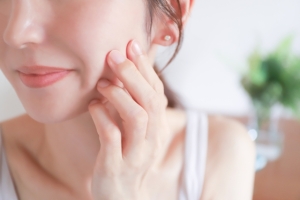 口横ぽにょの原因とは？セルフでの対策と美容医療でできること