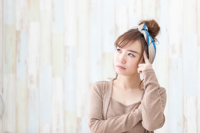 悩む女性 小鼻縮小外側法の傷跡はバレる?術後の経過と目立たなくするポイント|NERO DOCTOR / BEAUTY(美容医療)