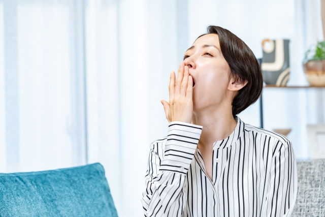 あくび　女性　クマ取りは後悔する？40代老け見えの原因とクマ取りで失敗しないための対策法｜NERO DOCTOR / BEAUTY（美容医療）