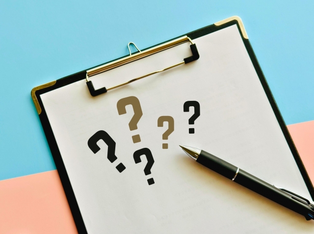 ハテナ　【クマ取り50代】今からでも遅くない？治療法と選び方を徹底解説｜NERO DOCTOR / BEAUTY（美容医療）