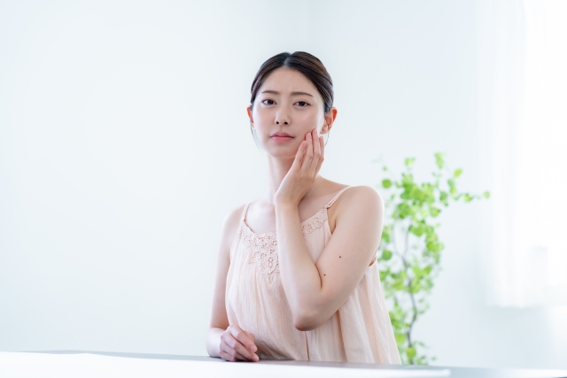 不安　女性　産後のシミは消える？原因と効果的なセルフケア・美容医療を徹底解説｜NERO DOCTOR / BEAUTY（美容医療）