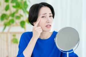 クマ取りは後悔する？40代老け見えの原因とクマ取りで失敗しないための対策法
