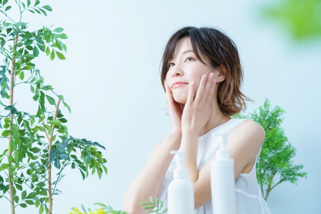 女性　フォトフェイシャルするとビニール肌になるって本当？原因と失敗しないための対策｜NERO DOCTOR / BEAUTY（美容医療）