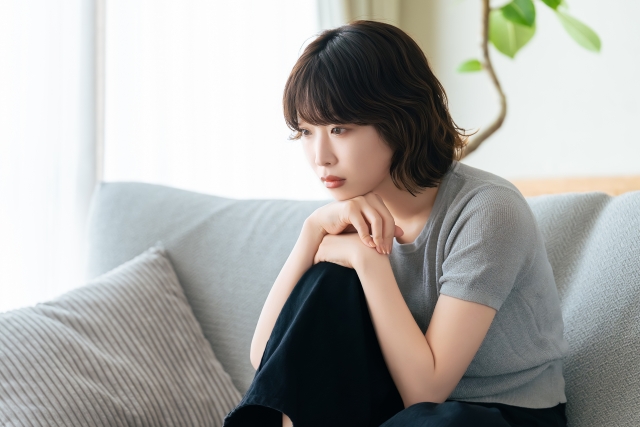 考え事をする女性 胸が小さくなった……?年齢・授乳・ダイエット後などの原因と改善を目指すための選択肢|NERO DOCTOR / BEAUTY(美容医療)