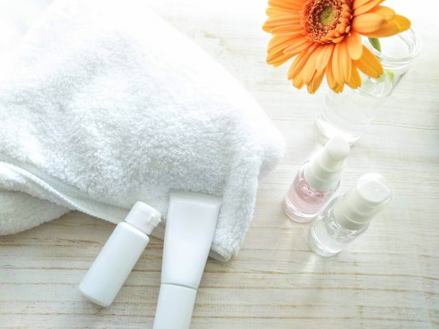 スキンケア用品　日焼け後に皮がむけるのはなぜ？対処法やNG行動を徹底マスター｜NERO DOCTOR / BEAUTY（美容医療）