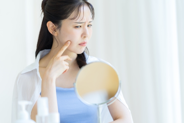 鏡を見る女性 「インモード効果ない」とされる理由とは?代表的な施術と対策|NERO DOCTOR / BEAUTY(美容医療)