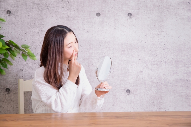 鏡を見る女性 鼻の形診断|あなたの鼻タイプは?お悩み改善につながる治療の選択肢を解説|NERO DOCTOR / BEAUTY(美容医療)