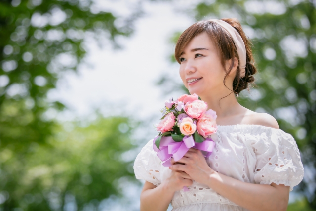 花束を持つ女性　「団子鼻に美人はいない」は本当？団子鼻で悩む方必見！美しい顔に近づくための5つの方法｜NERO DOCTOR / BEAUTY（美容医療）