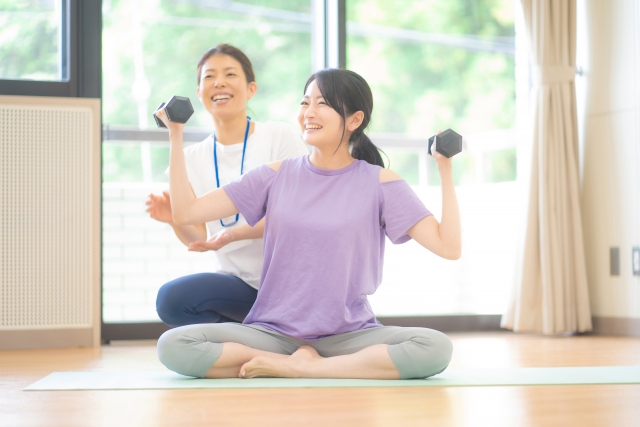 筋トレする女性　授乳後の胸の“しわしわ”ケアをするには？原因と対策をチェック｜NERO DOCTOR / BEAUTY（美容医療）