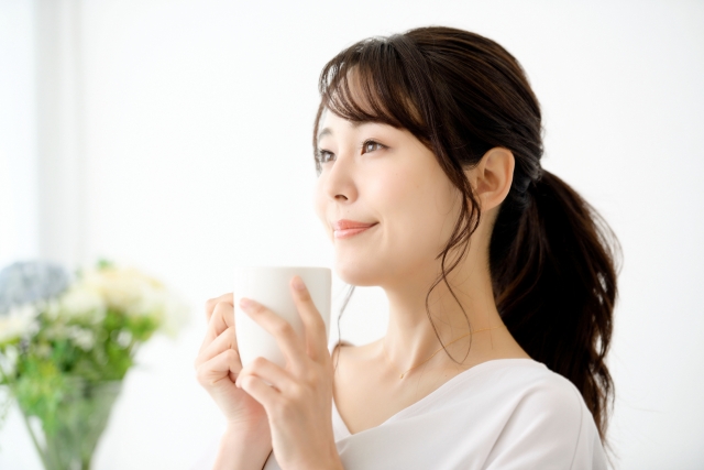 マグカップを持つ女性 小鼻縮小外側法の傷跡はバレる?術後の経過と目立たなくするポイント|NERO DOCTOR / BEAUTY(美容医療)