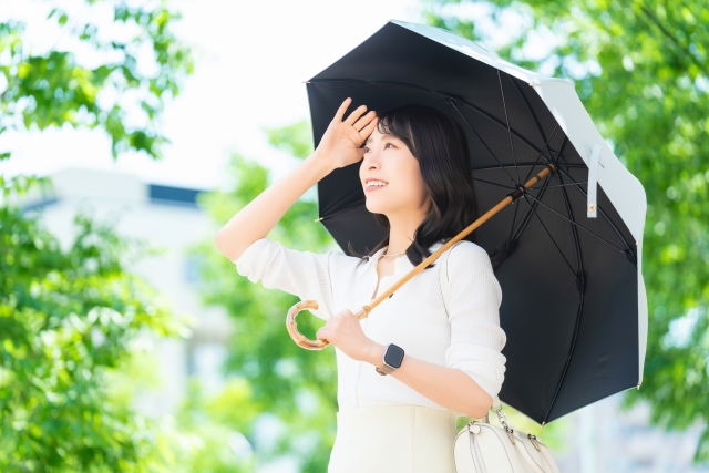 日傘をさす女性 日焼けの治し方とは?72時間以内にしたいセルフケアや美容医療|NERO DOCTOR / BEAUTY(美容医療)