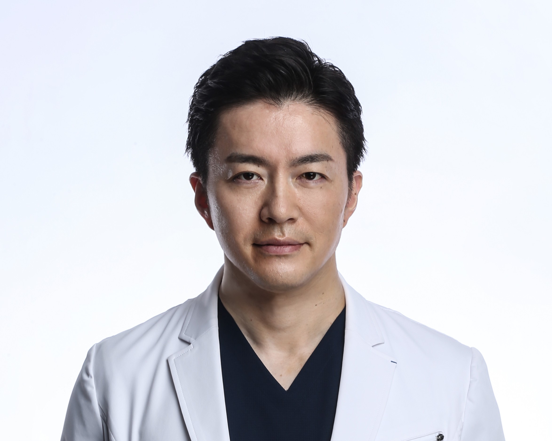 オキュロフェイシャルクリニックグループ 代表 鹿嶋 友敬先生へインタビュー！病気を治すことを思い求め患者にとって本当に必要な治療を提供