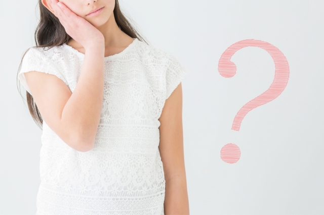 考える女性 インモードのダウンタイムはどれくらい?経過・症状・過ごし方|NERO DOCTOR / BEAUTY(美容医療)
