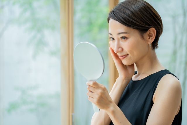 鏡を見る女性　ニキビにレーザー治療は効果ある？機器の特徴やクリニック選びのポイントも｜NERO DOCTOR / BEAUTY（美容医療）