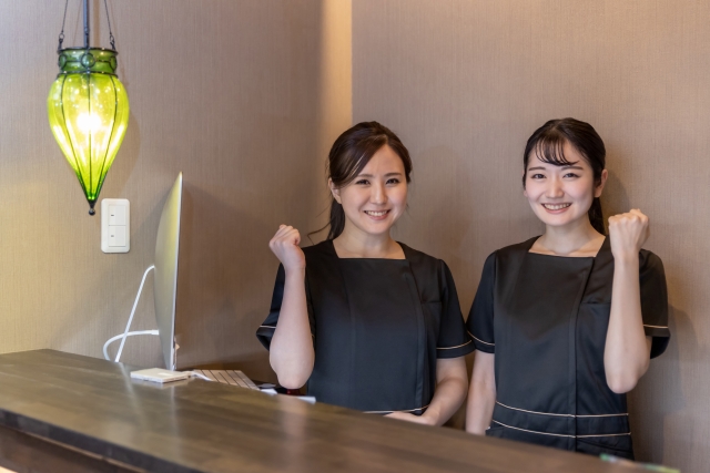 受付に立つ女性スタッフ 美容看護師向けセミナーがブーム!“学ぶナース” 急増の背景と現場の変化とは?|NERO DOCTOR / BEAUTY(美容医療)