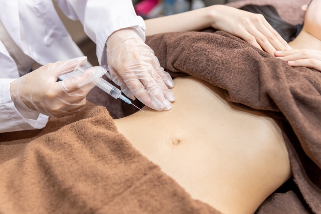 ウエストに注射をさされる女性 アンダーバストを細くする方法とは?太くなる原因、セルフケアや治療の選択肢を紹介|NERO DOCTOR / BEAUTY(美容医療)