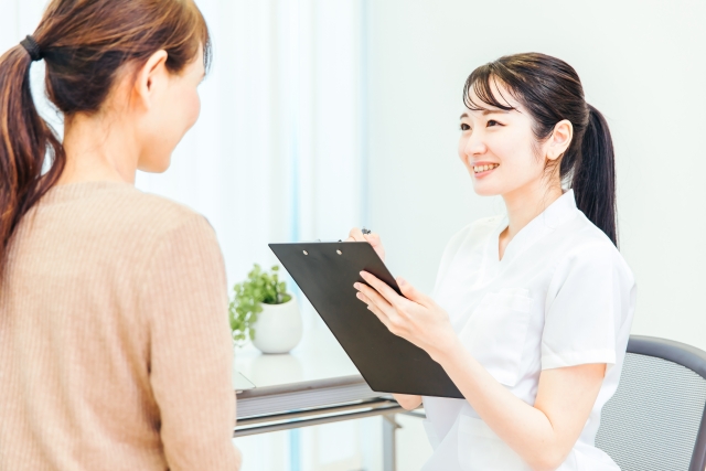 カウンセリングを受ける女性 胸を大きくする方法短期間で結果が出る方法は本当にある?|NERO DOCTOR / BEAUTY(美容医療)