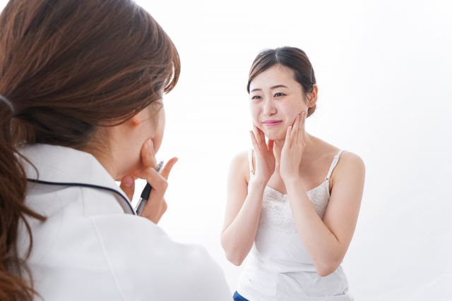 カウンセリンを受ける女性 どんどん綺麗になる女性は何している?40代が取り入れたい美容戦略|NERO DOCTOR / BEAUTY(美容医療)