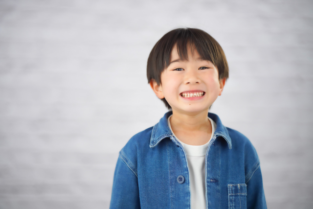 子供　ガミースマイルを治すには？原因別の治療法と費用相場、自力でできるケアを解説｜NERO DOCTOR / BEAUTY（美容医療）
