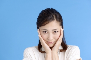 顔たるみはなぜ40代から急増する？自宅ケアと美容医療まとめ