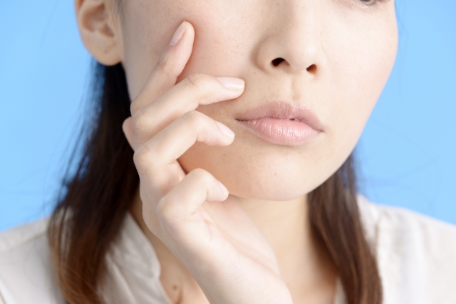 肌を気にする女性 顔たるみはなぜ40代から急増する?自宅ケアと美容医療まとめ|NERO DOCTOR / BEAUTY(美容医療)