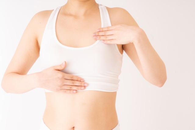トレーニングウェアの女性 アンダーバストを細くする方法とは?太くなる原因、セルフケアや治療の選択肢を紹介|NERO DOCTOR / BEAUTY(美容医療)