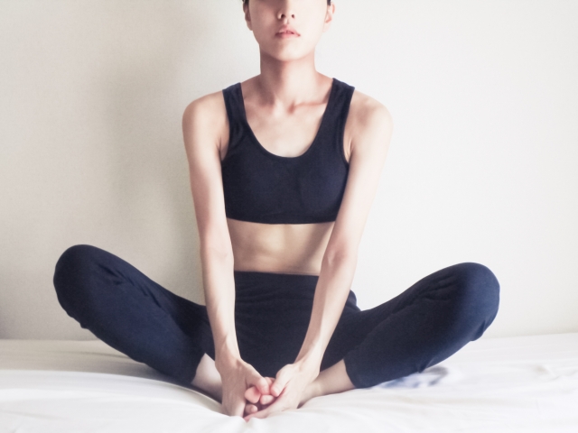 ストレッチする女性 アンダーバストを細くする方法とは?太くなる原因、セルフケアや治療の選択肢を紹介|NERO DOCTOR / BEAUTY(美容医療)