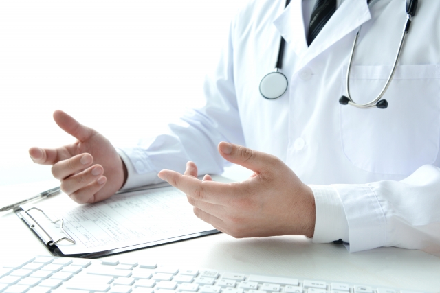 白衣を着た男性　バストアップとは？セルフケア・治療・選び方を正しい知識で解説！｜NERO DOCTOR / BEAUTY（美容医療）