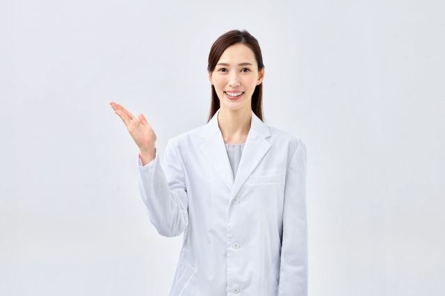 白衣の女性 健康寿命を伸ばすことが美しさにつながる|美容と医療で叶えるエイジレスな人生|NERO DOCTOR / BEAUTY(美容医療)