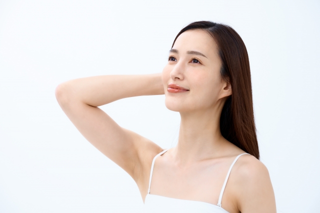 ほほ笑む女性 歳を重ねるにつれて綺麗になる人の秘訣とは?見た目年齢を磨く美容医療の施術も紹介|NERO DOCTOR / BEAUTY(美容医療)