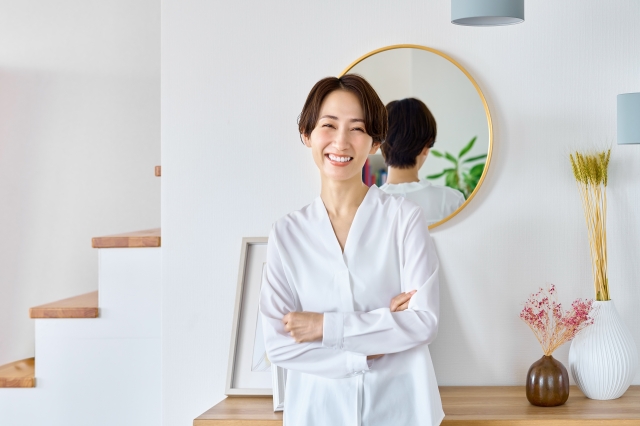 部屋でくつろぐ女性　老化とは“衰え”ではない｜美容医療で進化する年齢の重ね方｜NERO DOCTOR / BEAUTY（美容医療）