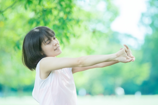 自然の中にいる女性 平均寿命と健康寿命の差を縮める|老けない人生も選べる時代に?美容医療の新常識とは|NERO DOCTOR / BEAUTY(美容医療)
