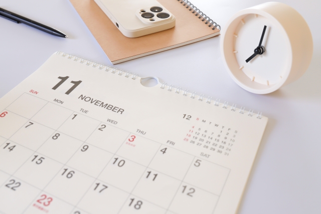 11月のカレンダーと時計 インモードで内出血が出る理由とは?早期回復のポイントも|NERO DOCTOR / BEAUTY(美容医療)