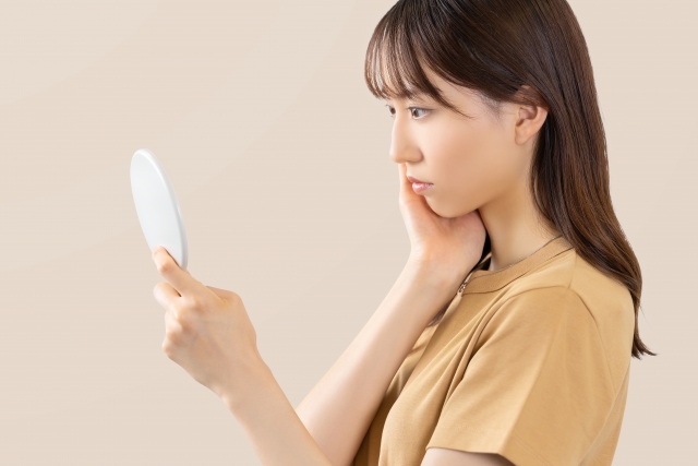 鏡を見る女性 歳を重ねるにつれて綺麗になる人の秘訣とは?見た目年齢を磨く美容医療の施術も紹介|NERO DOCTOR / BEAUTY(美容医療)